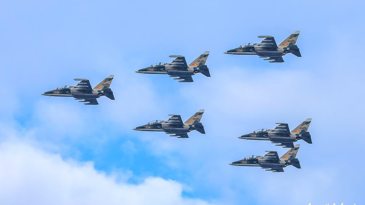 (Langsung) 'King Cobra' Su-30MK2 terbang di langit, blok parade heroik melewati Ba Dinh