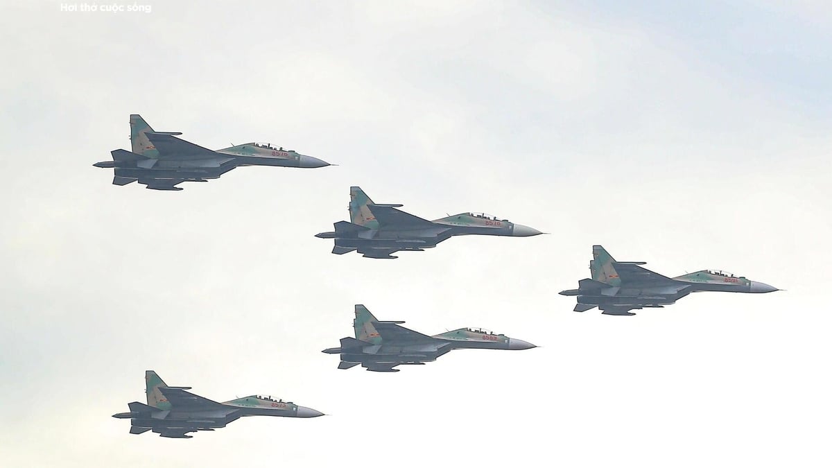 ハノイ上空で熱トラップを投下する「キングコブラ」Su-30MK2、Yak-130をご覧ください