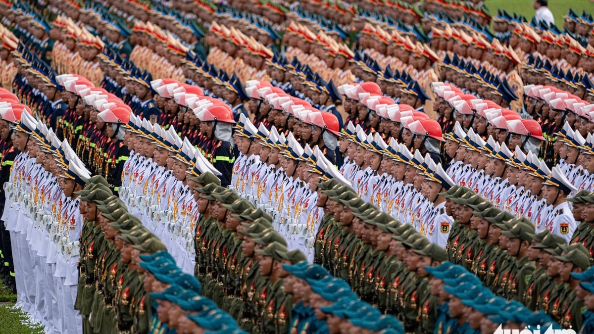 General rehearsal for the parade on the morning of August 30: 'The troops marched like waves, layer upon layer of troops advancing...'