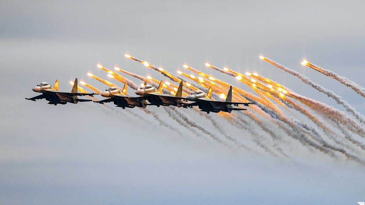 Des avions de combat Su 30-MK2 larguent des obus de brouillage, des hélicoptères hissent des drapeaux dans le ciel de la capitale