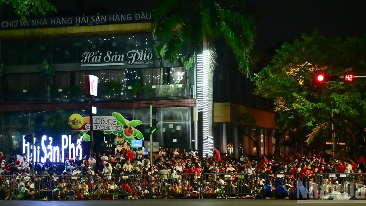 [Photo] Hanoians stay up all night waiting for the parade rehearsal on the occasion of the Great Festival