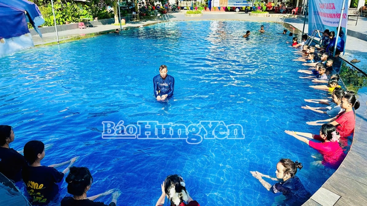 Hong Quang Commune organizes free swimming lessons for children and teenagers