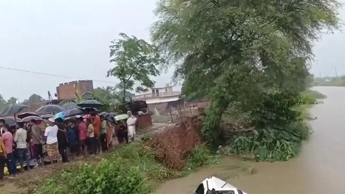 Car lost control and crashed into canal, 11 people died
