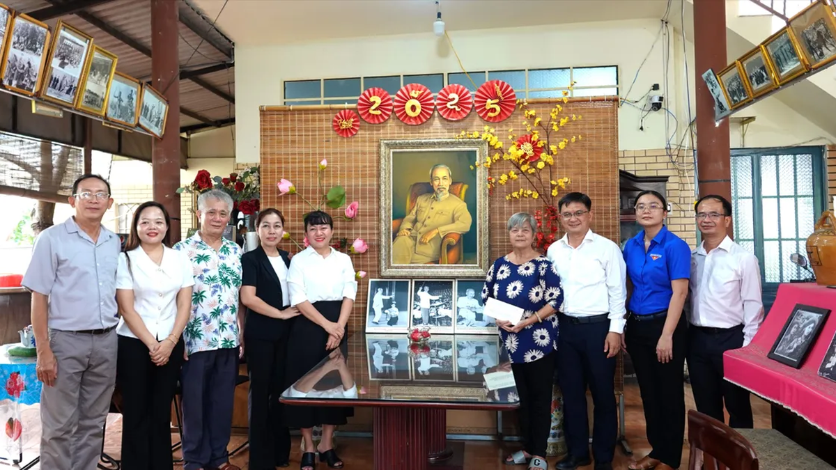 សមមិត្ត Nguyen Manh Cuong បានទៅសួរសុខទុក្ខតន្ត្រីករ Tran Long An និងសិល្បករ Phi Yen