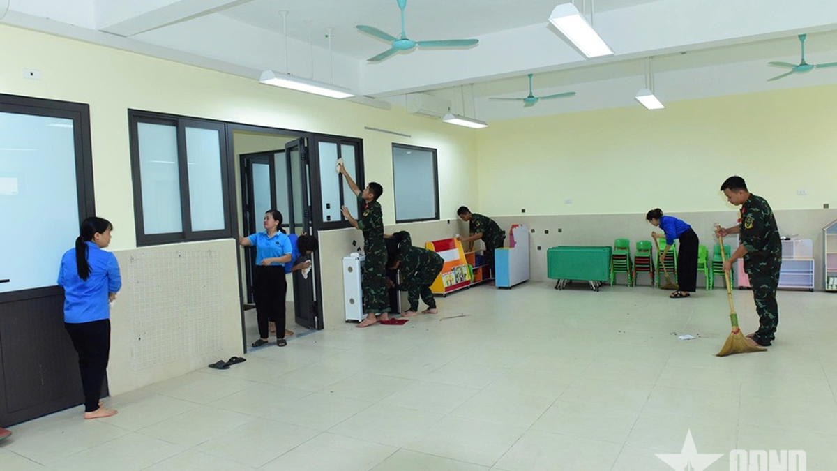 Scouts come to help Hoa Phu people