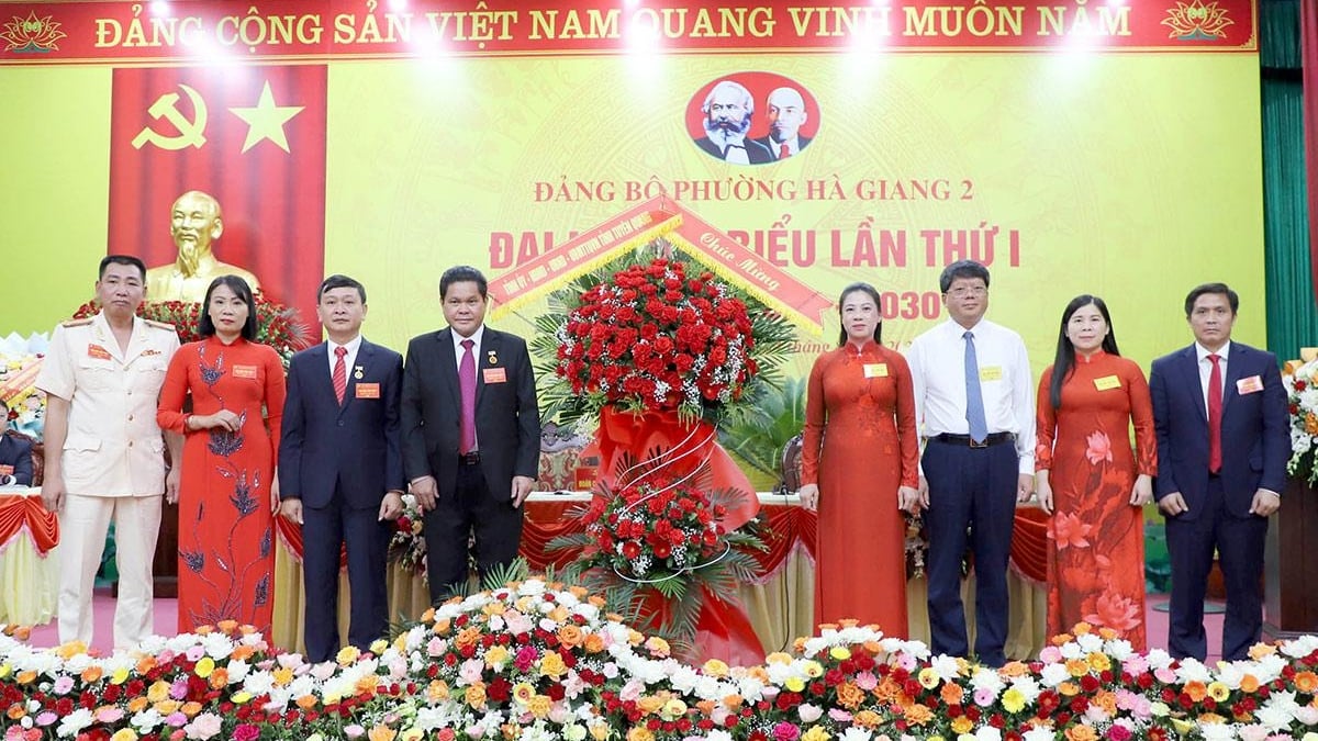 Standing Deputy Secretary of the Provincial Party Committee Le Thi Kim Dung attended the Party Congress of Ha Giang Ward 2