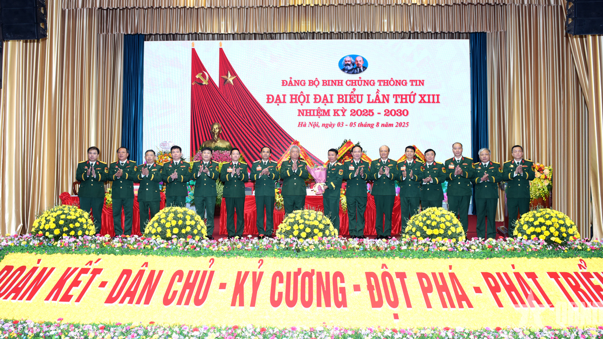 Senior Lieutenant General Nguyen Quang Ngoc attended and directed the Party Congress of the Information Corps for the 2025-2030 term.
