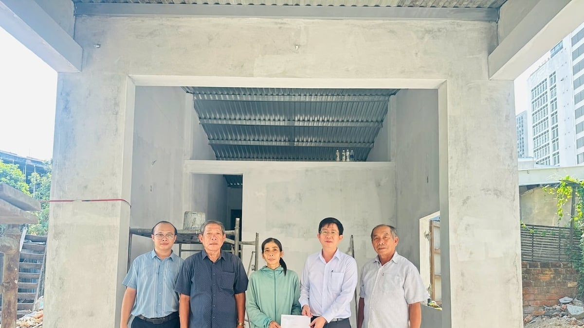 Hai Van Ward ផ្តល់ជំនួយសង្គ្រោះបន្ទាន់ចំនួន 5 លានដុងដល់គ្រួសារដែលជួបការលំបាកខ្លាំង