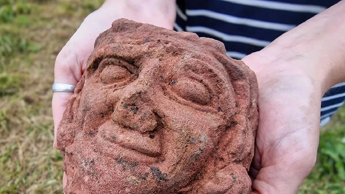 Kurioses Geheimnis des mittelalterlichen Steinkopfes