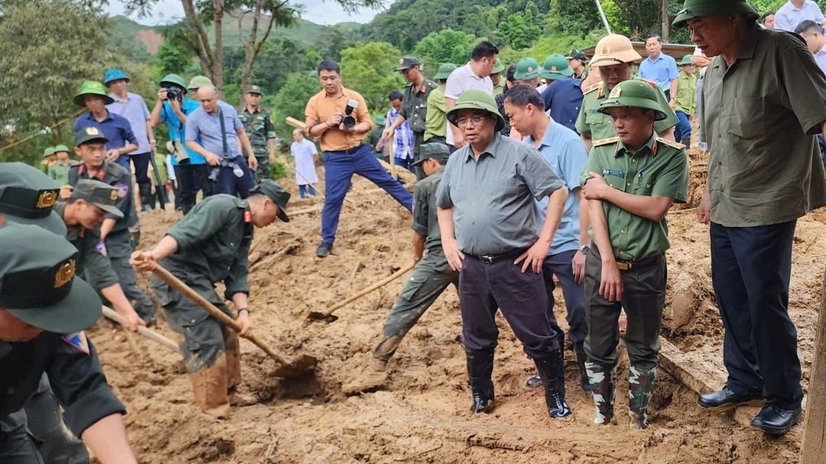 นายกฯ สั่งเร่งสนับสนุนเงิน 2 แสนล้านดอง และข้าวสาร 100 ตัน ให้แก่เดียนเบียน