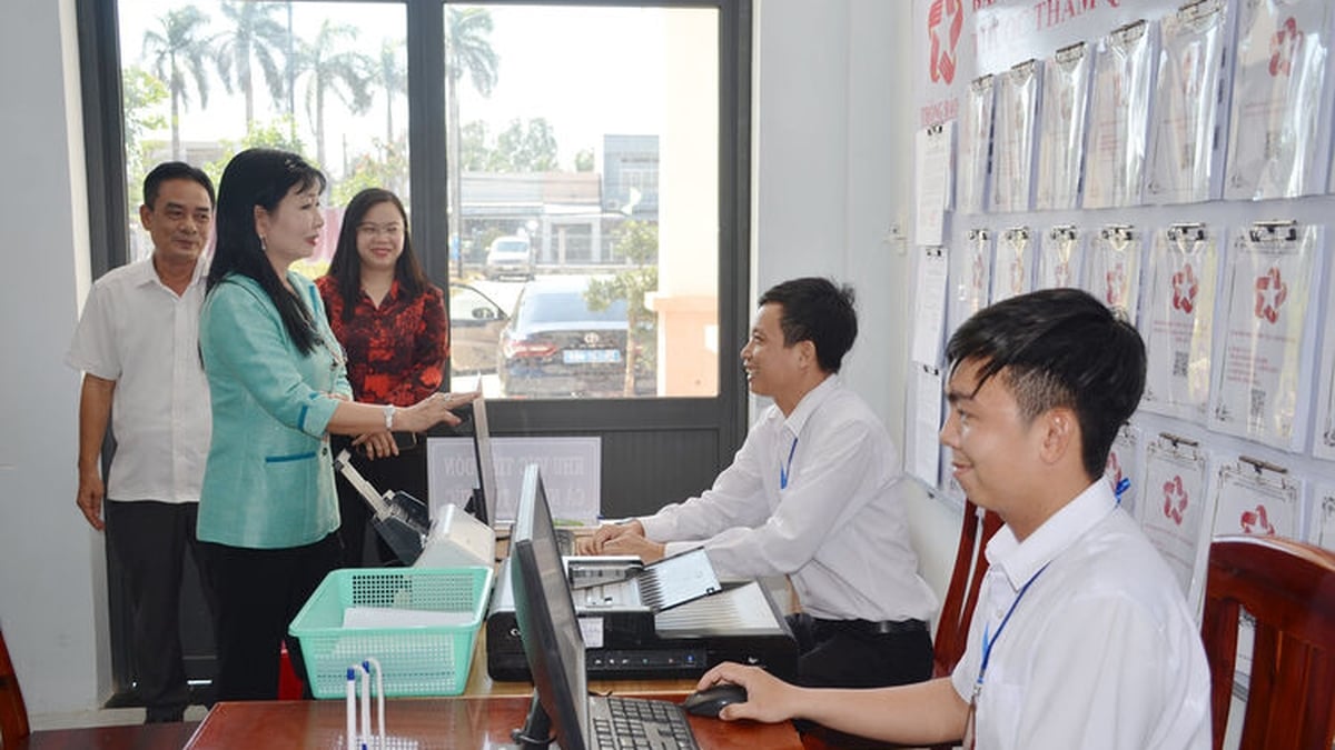Die stellvertretende Sekretärin des Parteikomitees der Provinz An Giang, Tran Thi Thanh Huong, arbeitet mit den Gemeinden Thanh Dong und Tan Hoi zusammen