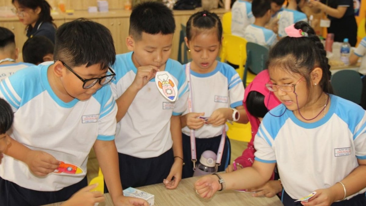 หลังการควบรวมกิจการ เขตใดมีโรงเรียนมากที่สุดและเขตใดมีโรงเรียนน้อยที่สุดในนครโฮจิมินห์?