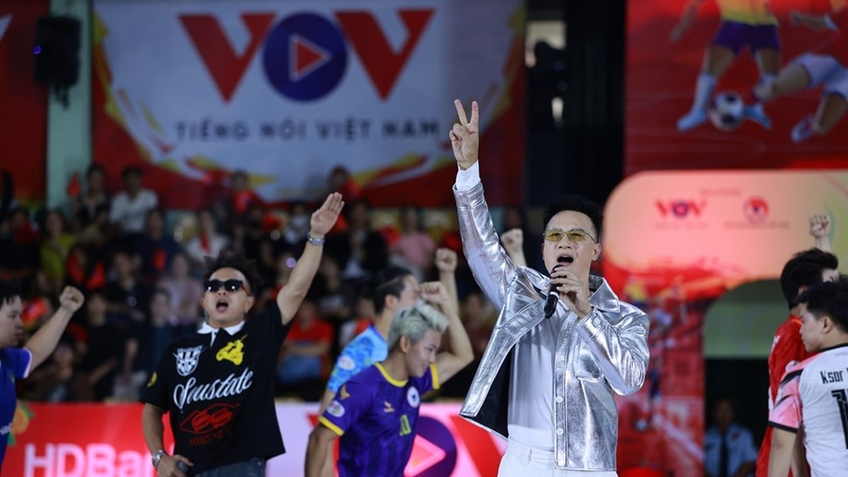 Le chanteur Hoang Bach dynamise le futsal avec une nouvelle composition