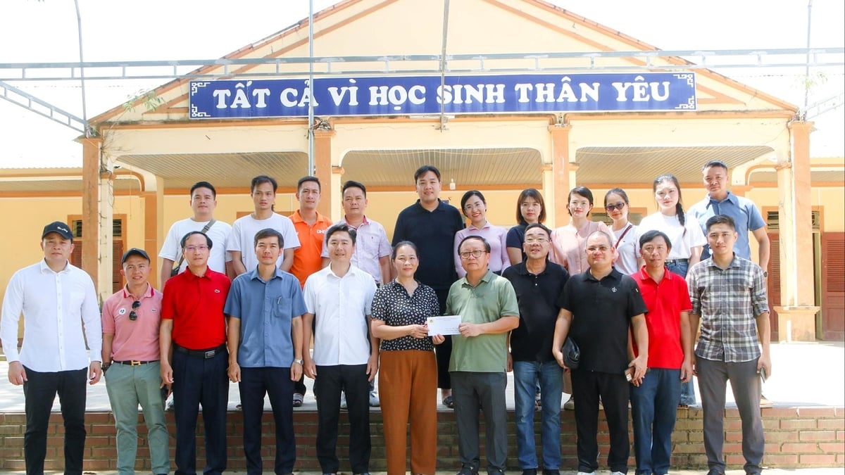 Nghe Tinh Business Association in Da Nang donates 400 million VND to support Tuong Duong flood area
