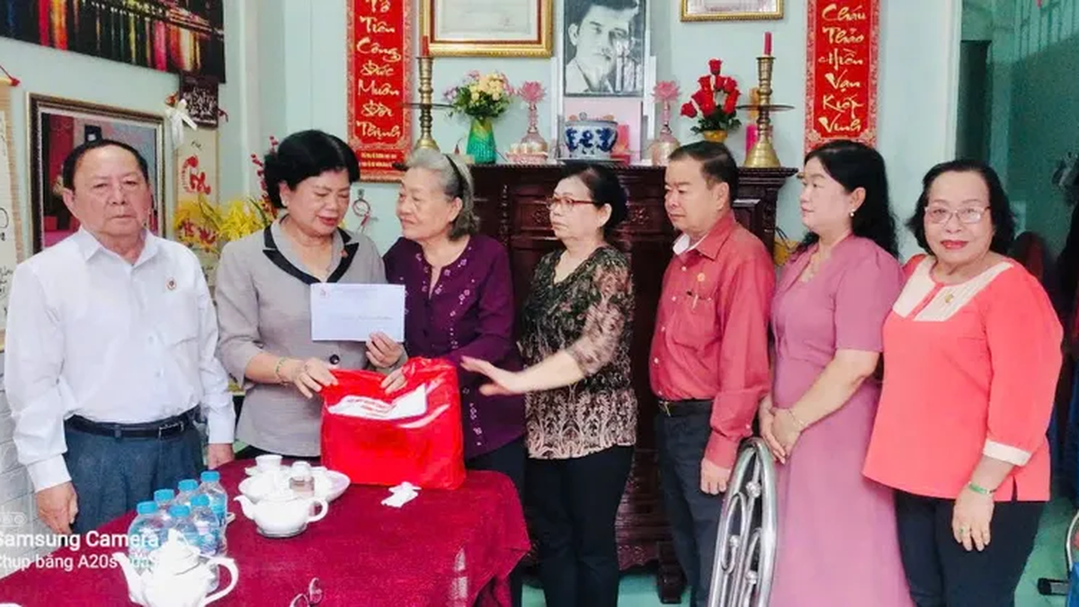 Visit and give gifts to victims of Agent Orange