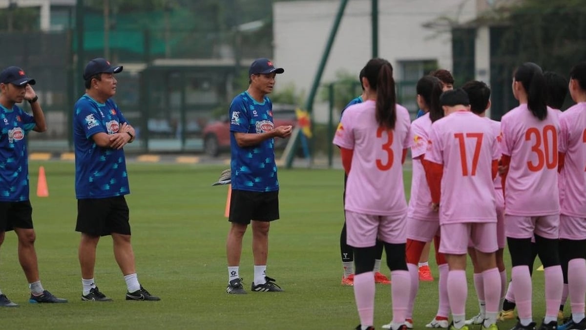La entrenadora Mai Duc Chung habla con el corazón antes del torneo de fútbol femenino del sudeste asiático