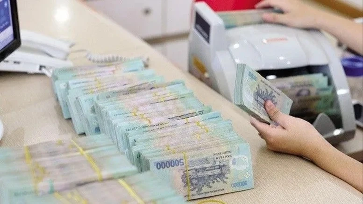 은행은 최소 1조 5천억 VND를 예치하는 고객에게 10%에 가까운 저축 이자율을 지급합니다.