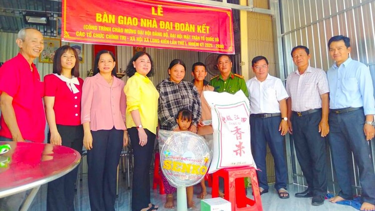 ឃុំឡុងកៀន ប្រគល់ផ្ទះសាមគ្គីចំនួន៤ខ្នង