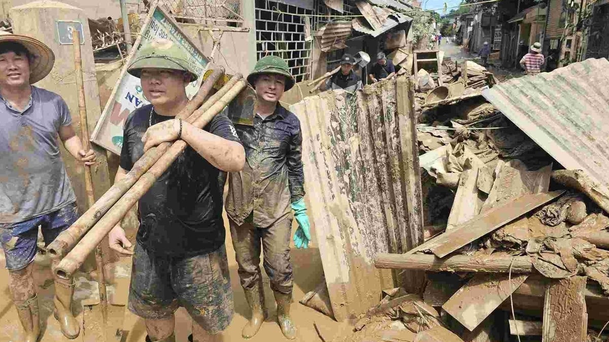 Touching images of hundreds of teachers volunteering to clean up schools in flooded areas