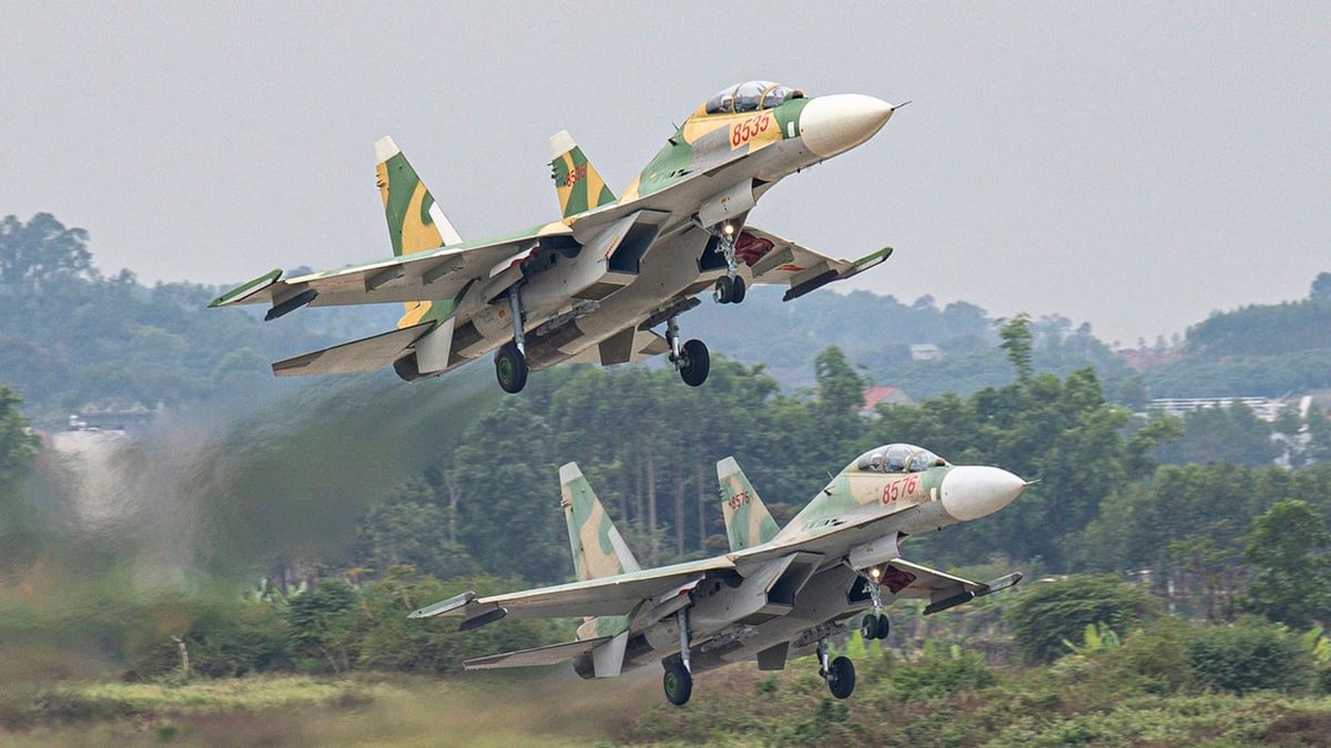 Submarines, missile boats and 40 aircraft participate in parade A80