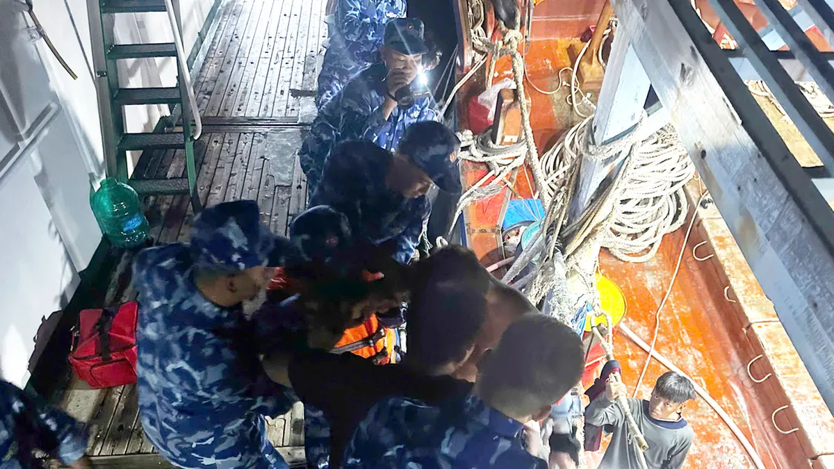 Timely rescue of a sailor with a broken arm at sea