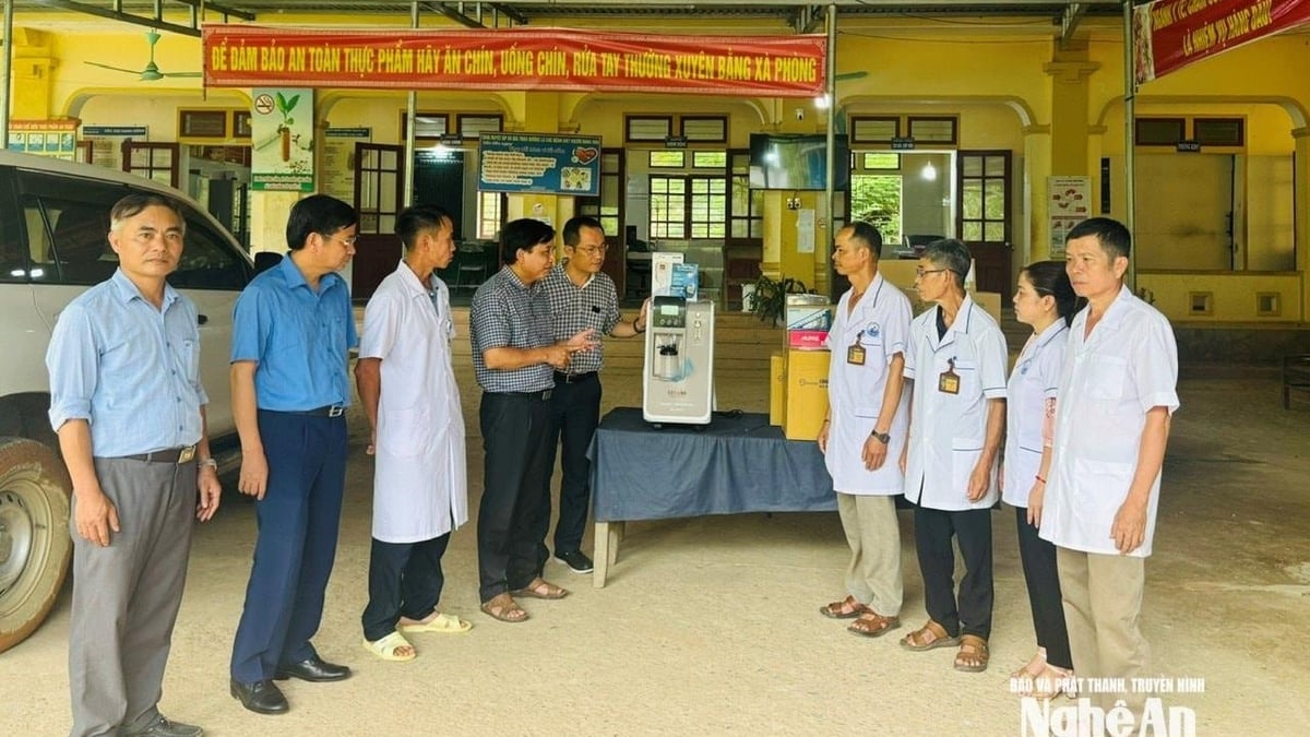 Vice Chairman of the Provincial People's Council Nguyen Nhu Khoi presented gifts to support people in flooded areas of Nhon Mai and Huu Khuong communes.