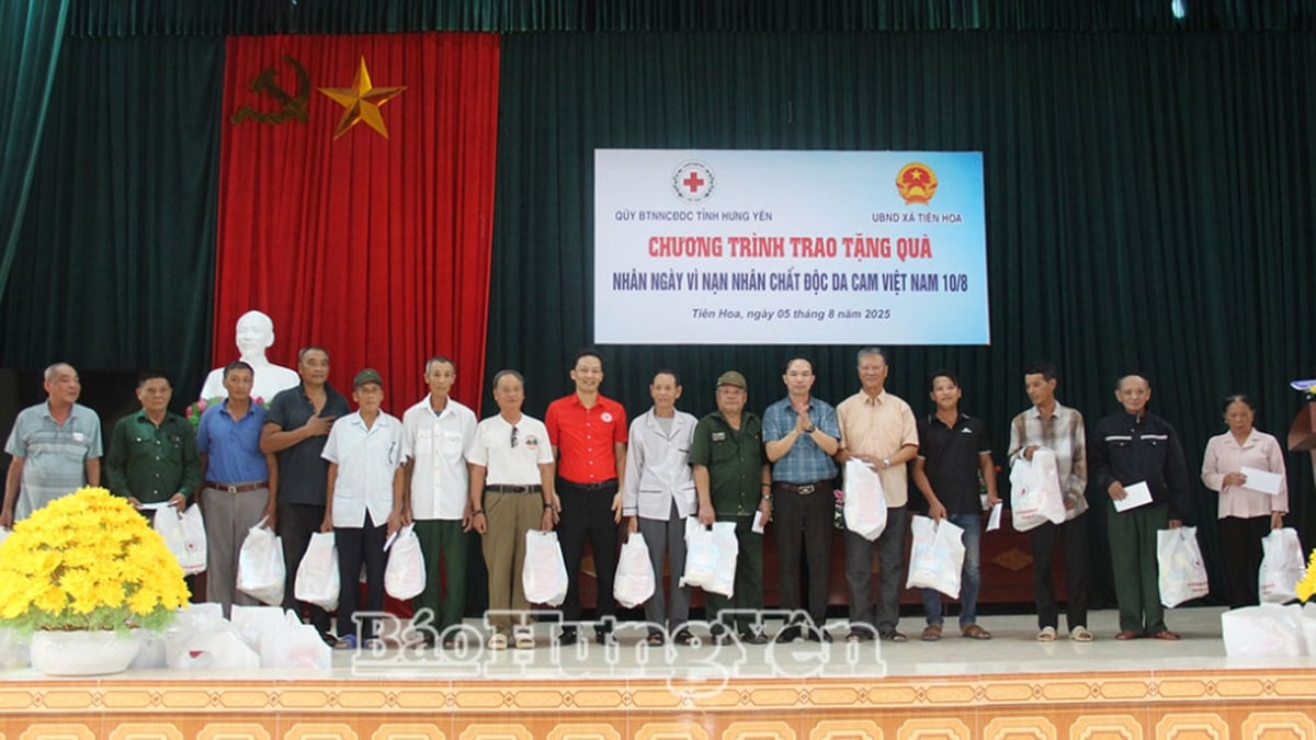 Giving gifts to 100 victims of Agent Orange