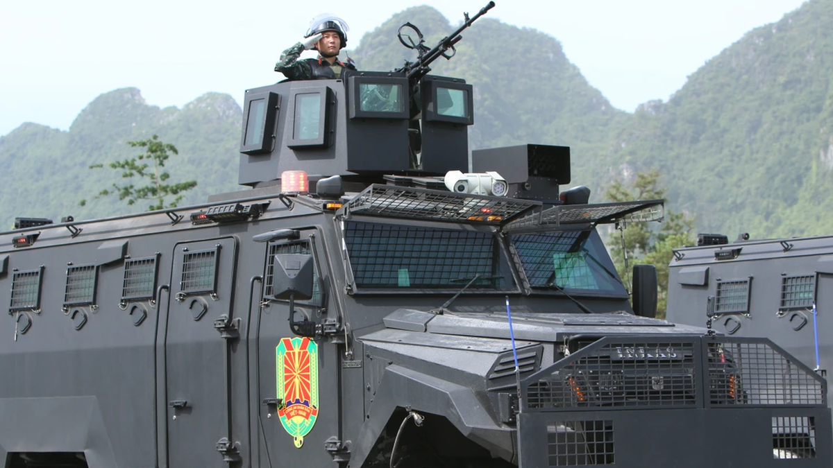 Admire the special armored vehicles of the Police at the second A80 training complex