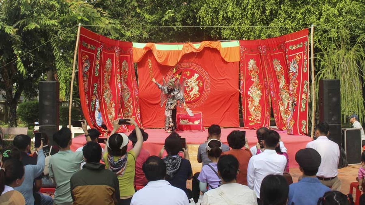 Don ca tai tu and hat boi create attraction for tourism in Vinh Long