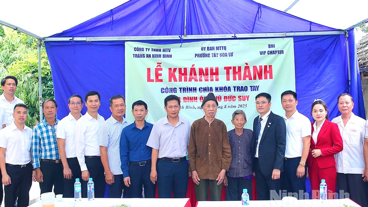 សម្ពោធ​គម្រោង​លុប​បំបាត់​ផ្ទះ​បណ្ដោះអាសន្ន និង​ទ្រុឌទ្រោម​សម្រាប់​គ្រួសារ​ក្រីក្រ​នៅ​សង្កាត់ Tay Hoa Lu