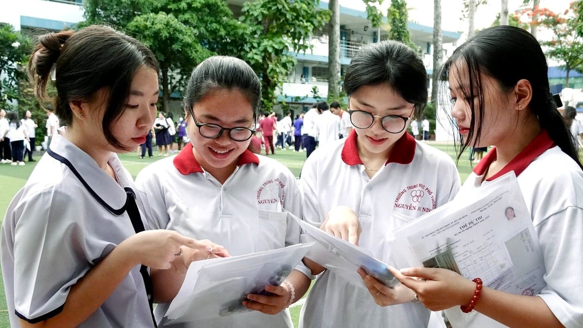 Which majors and schools predict a benchmark score of 25 or higher?
