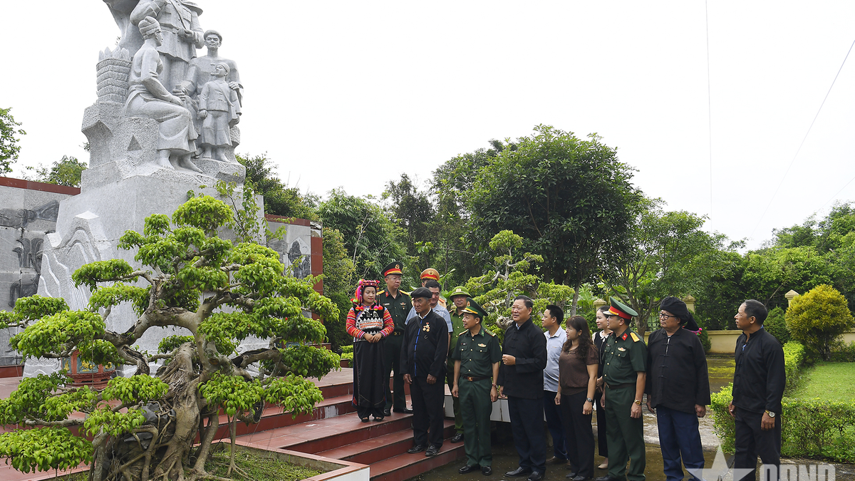 เปลวไฟของพรรคจะลุกโชนตลอดไปที่เชิงเขาควางลาซาน
