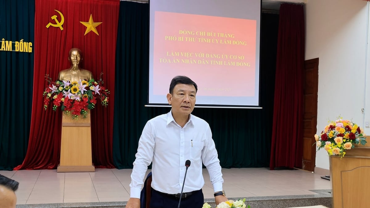 Lam Dong Provincial Party Committee Deputy Secretary Bui Thang works with the Provincial People's Court Party Committee
