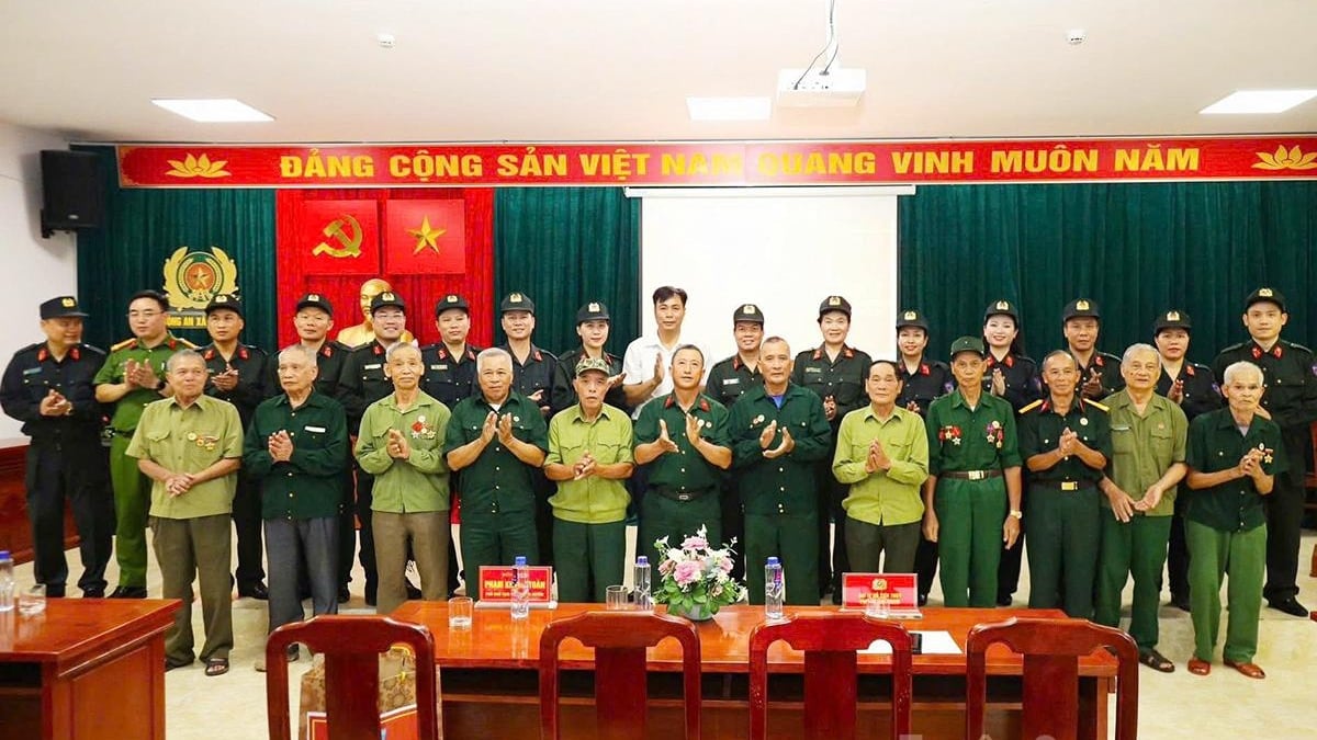 The Mobile Police Command presented 100 gifts to families of policy beneficiaries and people with revolutionary contributions in the province.