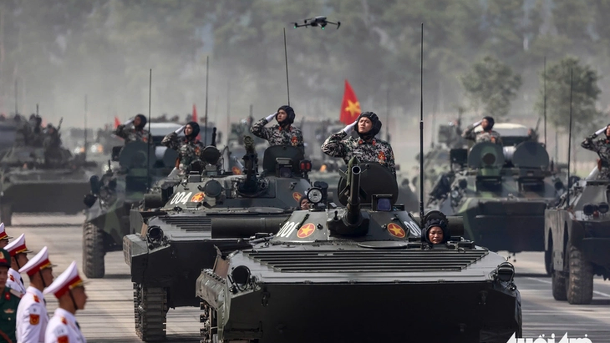 40 aviones, submarinos y fragatas de misiles participan en el desfile A80