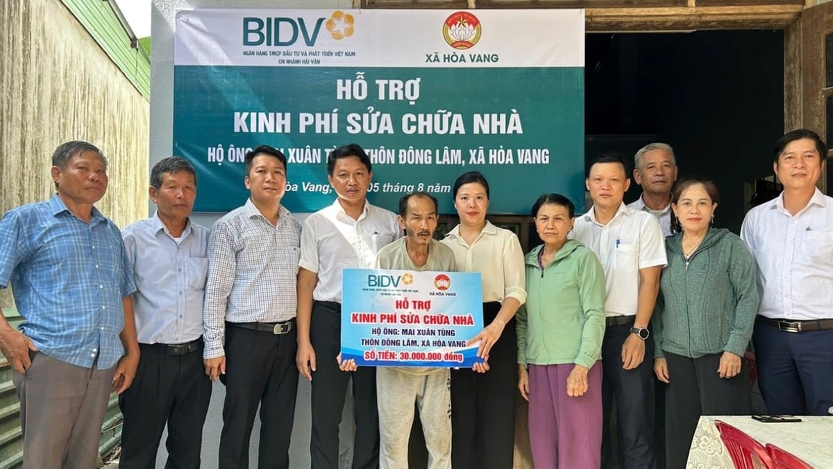 Support poor households in Hoa Vang commune to repair houses