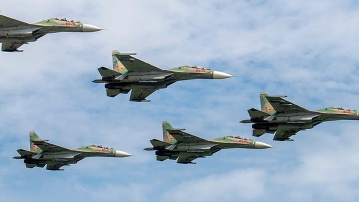Many types of aircraft, submarines, and missile frigates participate in the A80 parade.