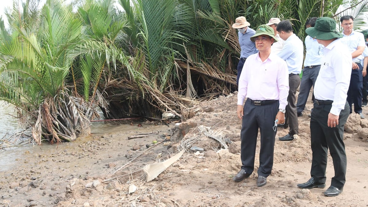 Vice Chairman of the Provincial People's Committee - Chau Van Hoa surveyed the landslide situation in Dong Khoi and An Hiep communes.