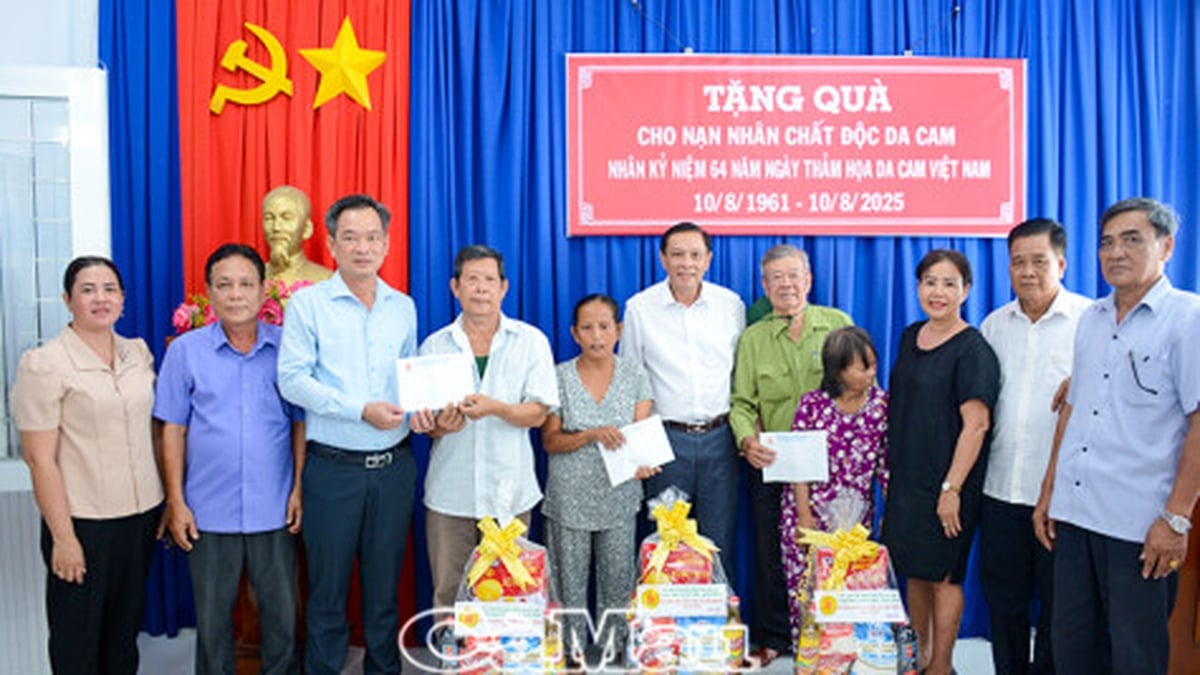 Visiting and giving gifts to Agent Orange victims: Spreading love, giving more strength