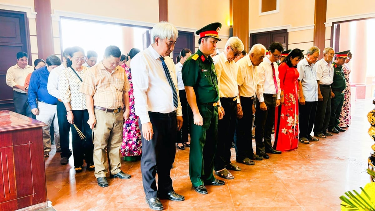 Commemorating the 20th anniversary of the death of Lieutenant General Dong Van Cong