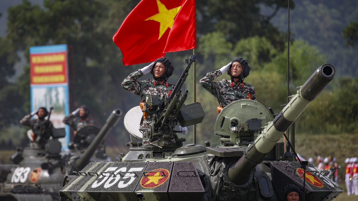 Quân đội, công an phô diễn sức mạnh với dàn khí tài hiện đại