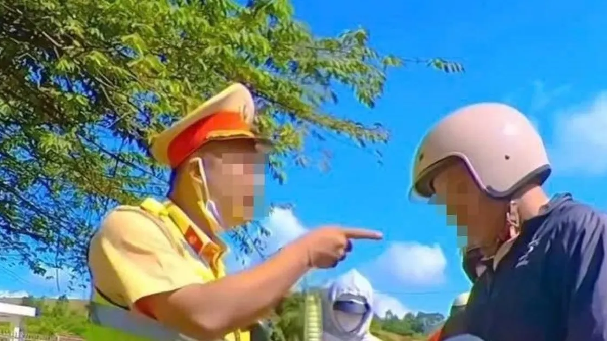ย้ายตำรวจที่กล่าวหาว่าคน "ปากเหม็น" ออกจากกองบังคับการตำรวจจราจร