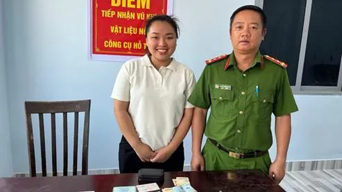 Trang Bom 지역 경찰(동나이)은 분실물을 주민들에게 인계했습니다.