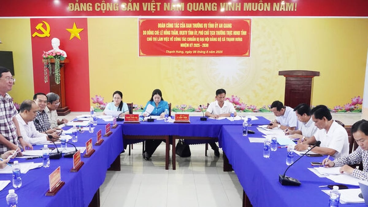 Comrade Le Hong Tham worked with Thanh Hung and Hoa Hung communes on preparations for the commune party congress.