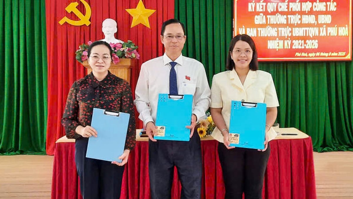 Phu Hoa Commune People's Council meeting passed many important resolutions