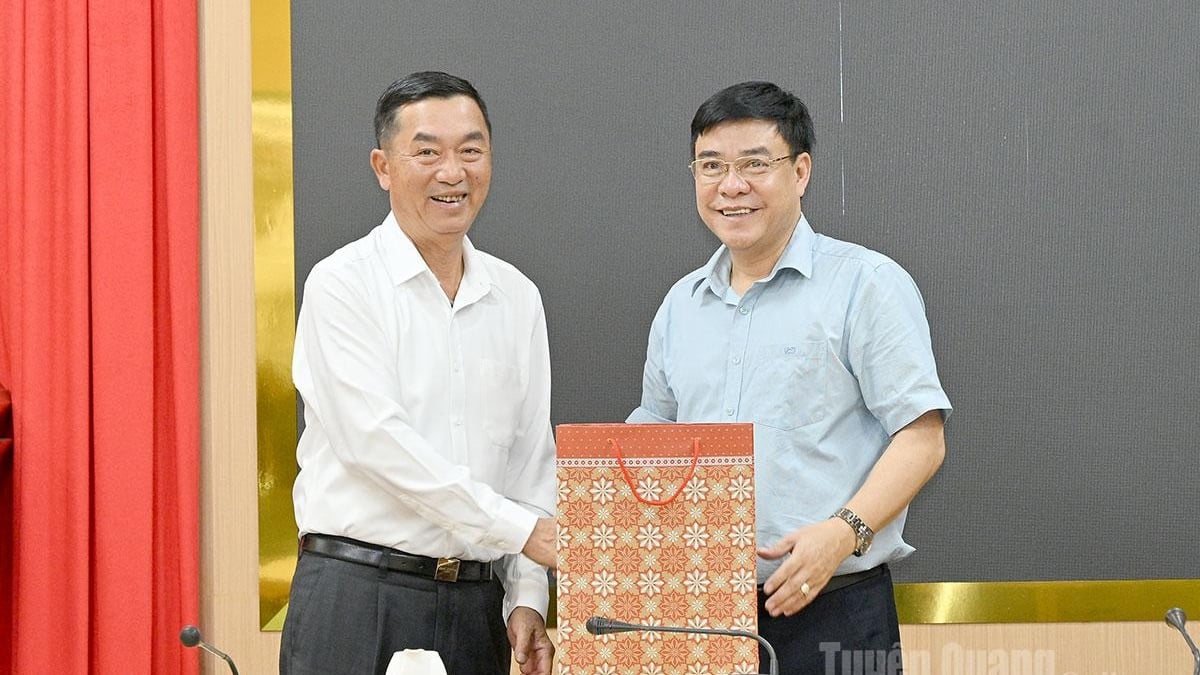 Le vice-président du Comité populaire provincial, Hoang Gia Long, a reçu et travaillé avec la délégation du consulat général du Vietnam à Kunming, en Chine.