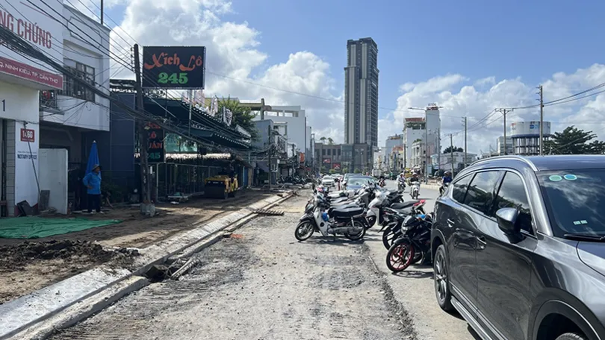 People are upset because the construction of Tran Van Hoai street is slow.