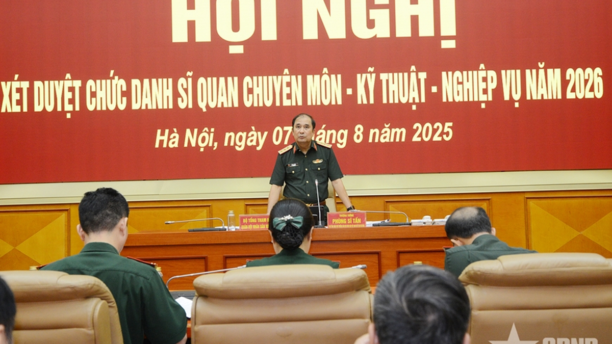 Senior Lieutenant General Phung Si Tan chaired the Conference to review the titles of professional - technical - vocational officers.