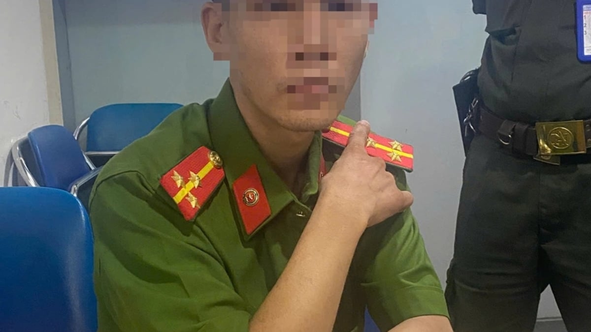 ダナン空港で軍服を着て警察官になりすました男が拘束される
