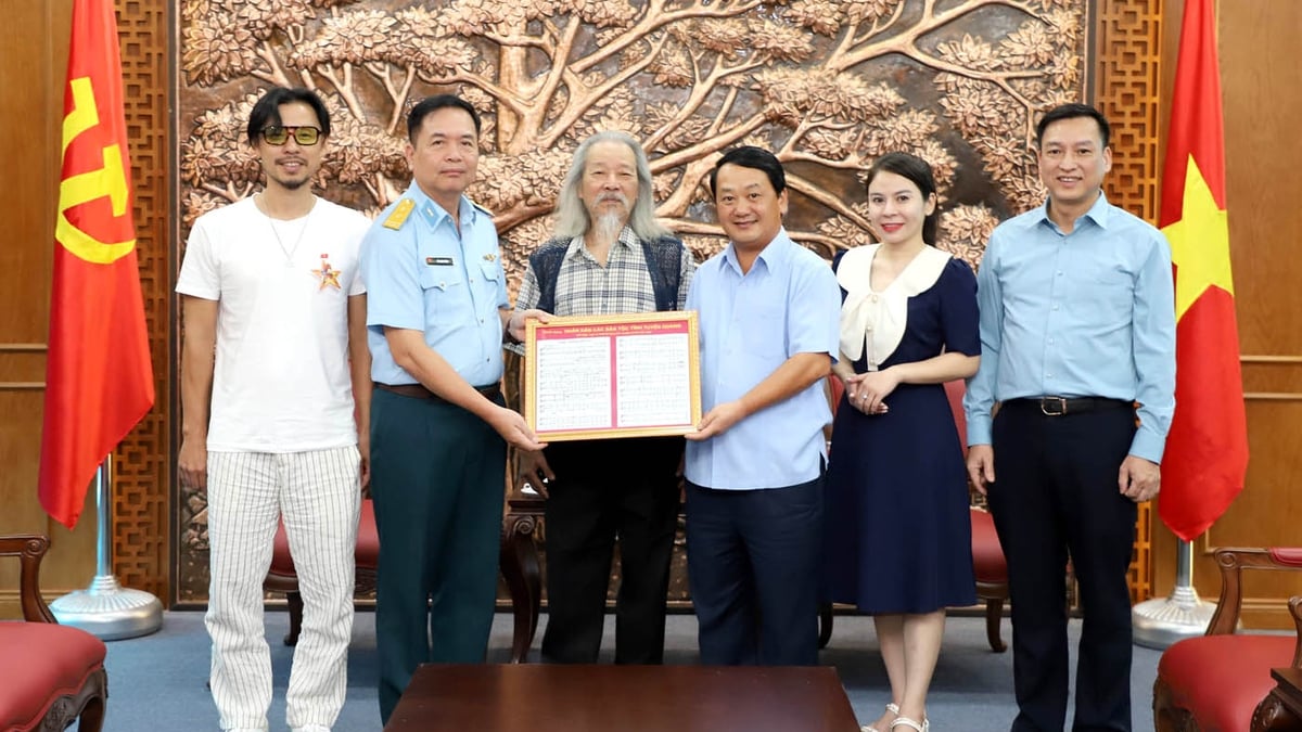 លេខាបក្សខេត្ត Hau A Lenh បានទទួលប័ណ្ណសរសើរនៃបទចម្រៀង "Tien Quan Ca" ដែលបង្ហាញដោយកូនប្រុសរបស់តន្ត្រីករចុងក្រោយ Van Cao។